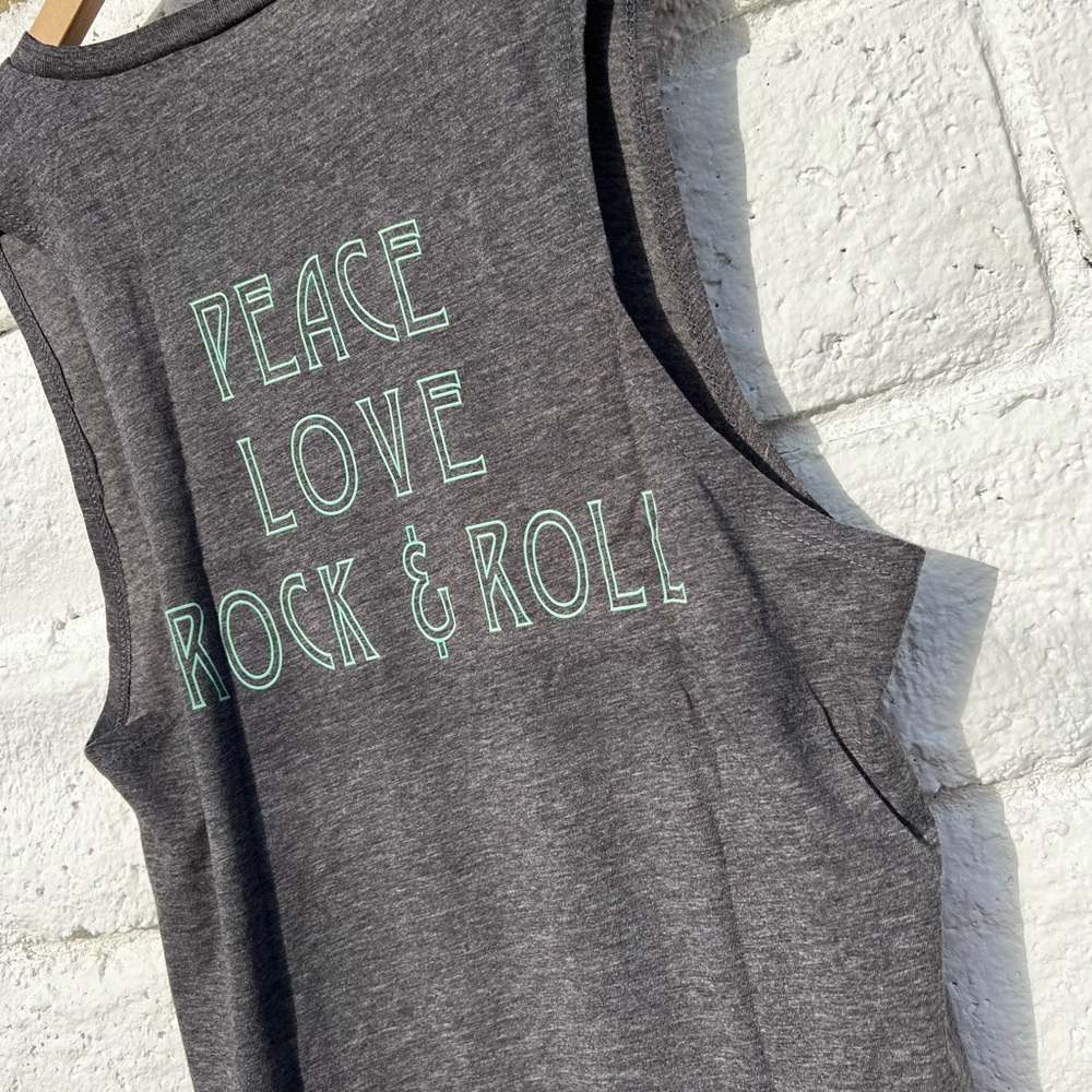 ♥️NBRHD -RAINBOW LIPS PEACE LOVE ROCK & ROLL T♥️